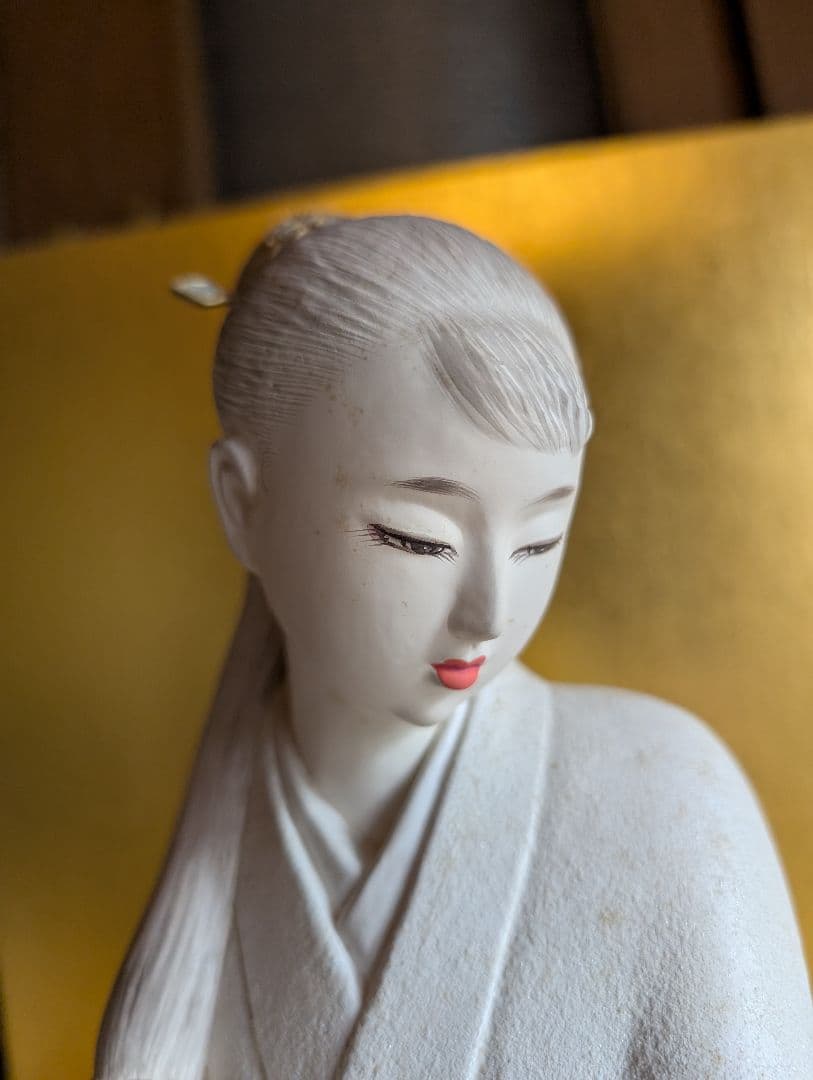 西頭哲三郎作 陶器製日本人形 「早春」- 繊細な美しさが光る