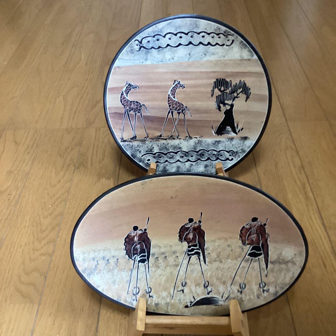 アフリカ　ケニアのソープストーン絵皿　二枚　《キリン・マサイ族》　手造り絵皿