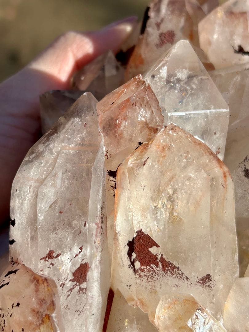 1.6kg❣️⭐️マダガスカル産　水晶クラスター　浄化　虹　キラキラ　癒し⭐️