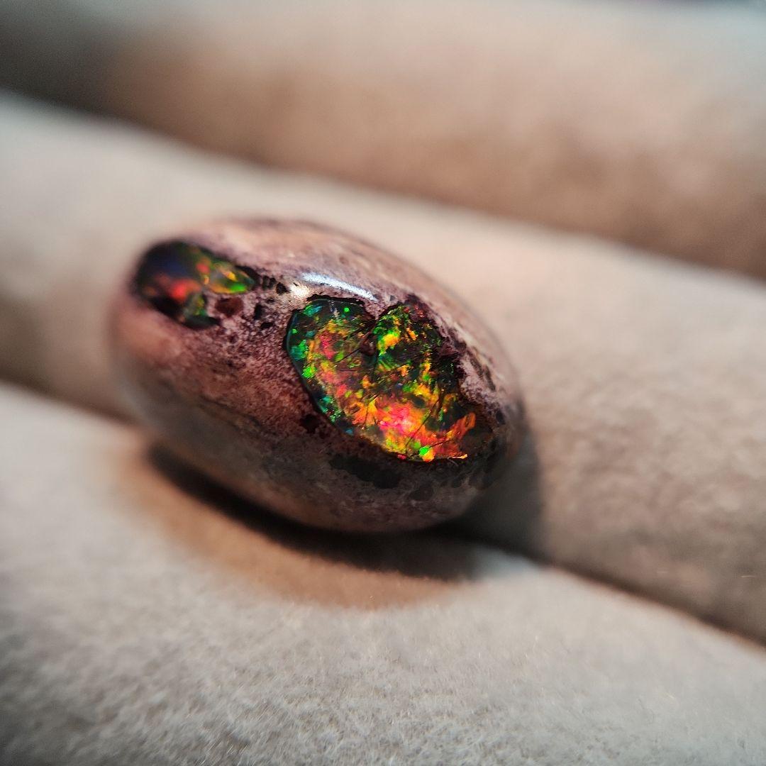 バチバチ天然 ボルダーオパール 10.392ct