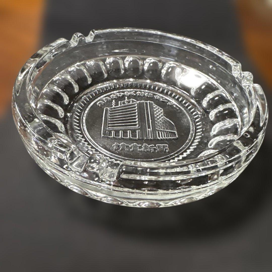 昭和レトロ 読売新聞建物彫刻入りガラス灰皿 - メルカリ