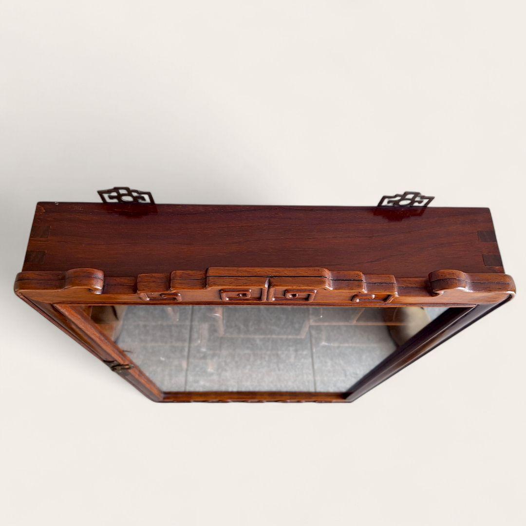 唐木 壁掛け飾り棚 ガラスキュリオ 中国家具 花梨調 77cm - メルカリ