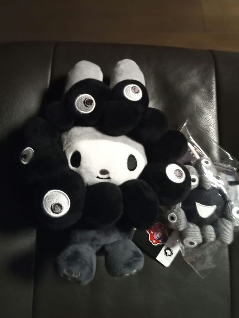 黒ミャクミャクサンリオぬいぐるみ&エドウィンミャクミャクカラビナ