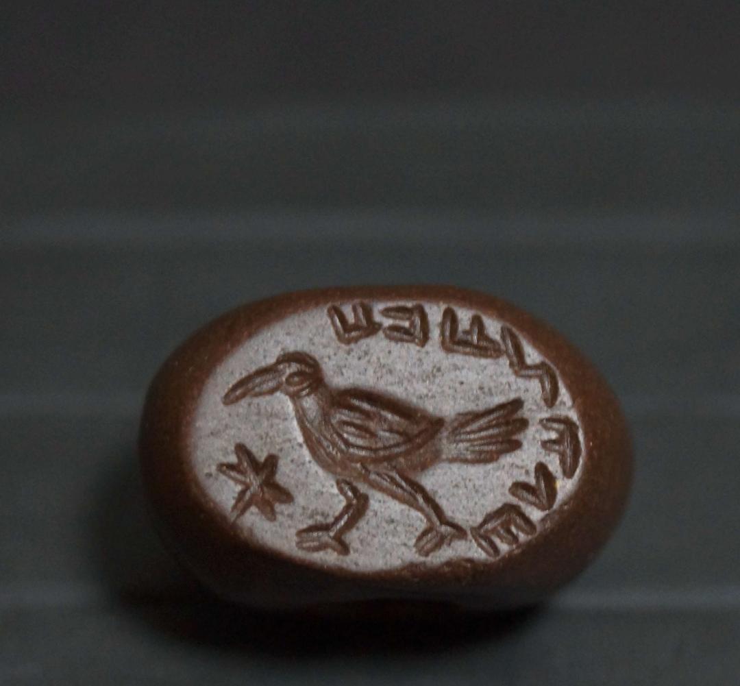 古代ギリシャ 石製 大玉印章『歩く鳥とラテン文字』ドーム型シール 印材 提げ物 インダスの印章と「チャクラ文字」｜Satoru Teshgaura