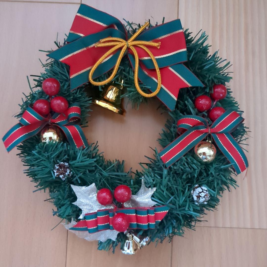 クリスマスリース 20cm 玄関飾り Xmas リボン 鈴 木の実 柊ヒイラギ