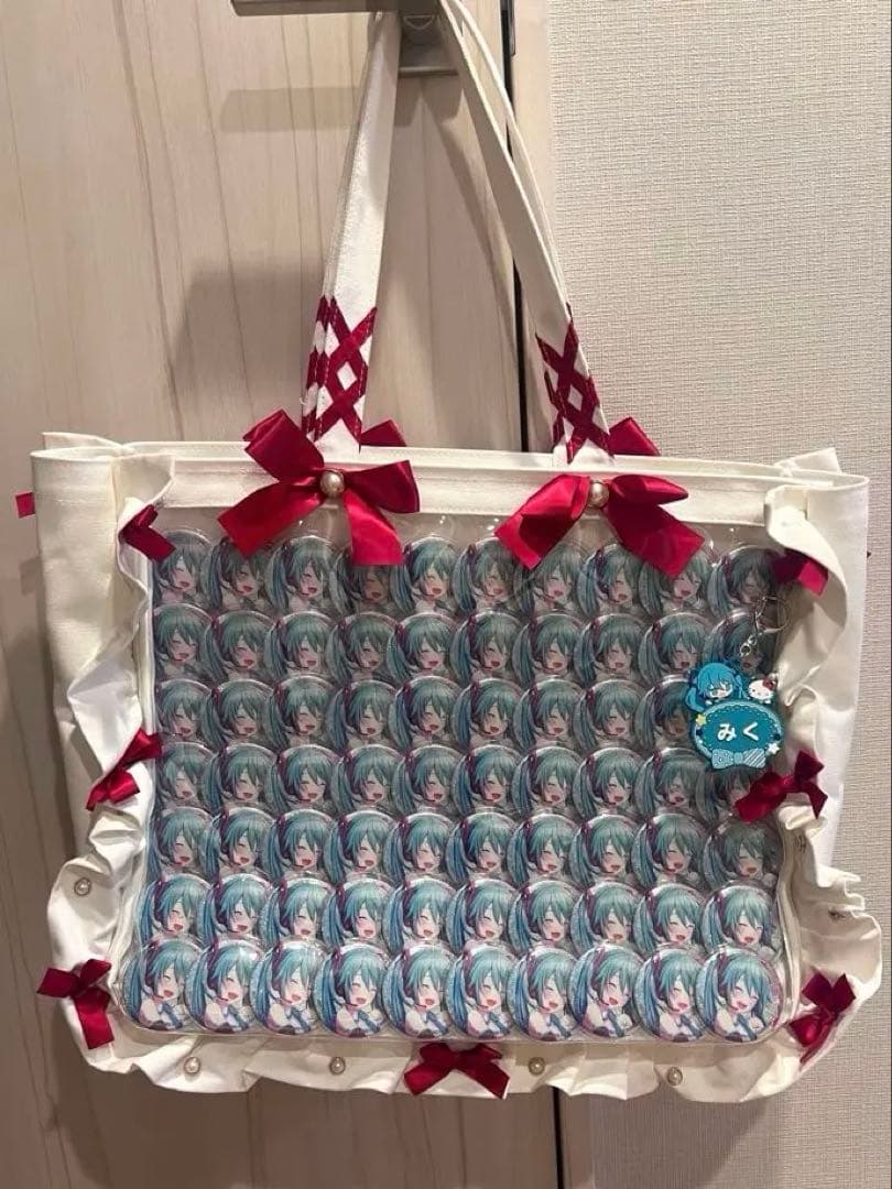 プロセカ サンリオ 初音ミク 特典 缶バッジ ザッカマート A3 痛バ A3フリルトートシリーズ専用痛バッグシート | フリルトートバッグに