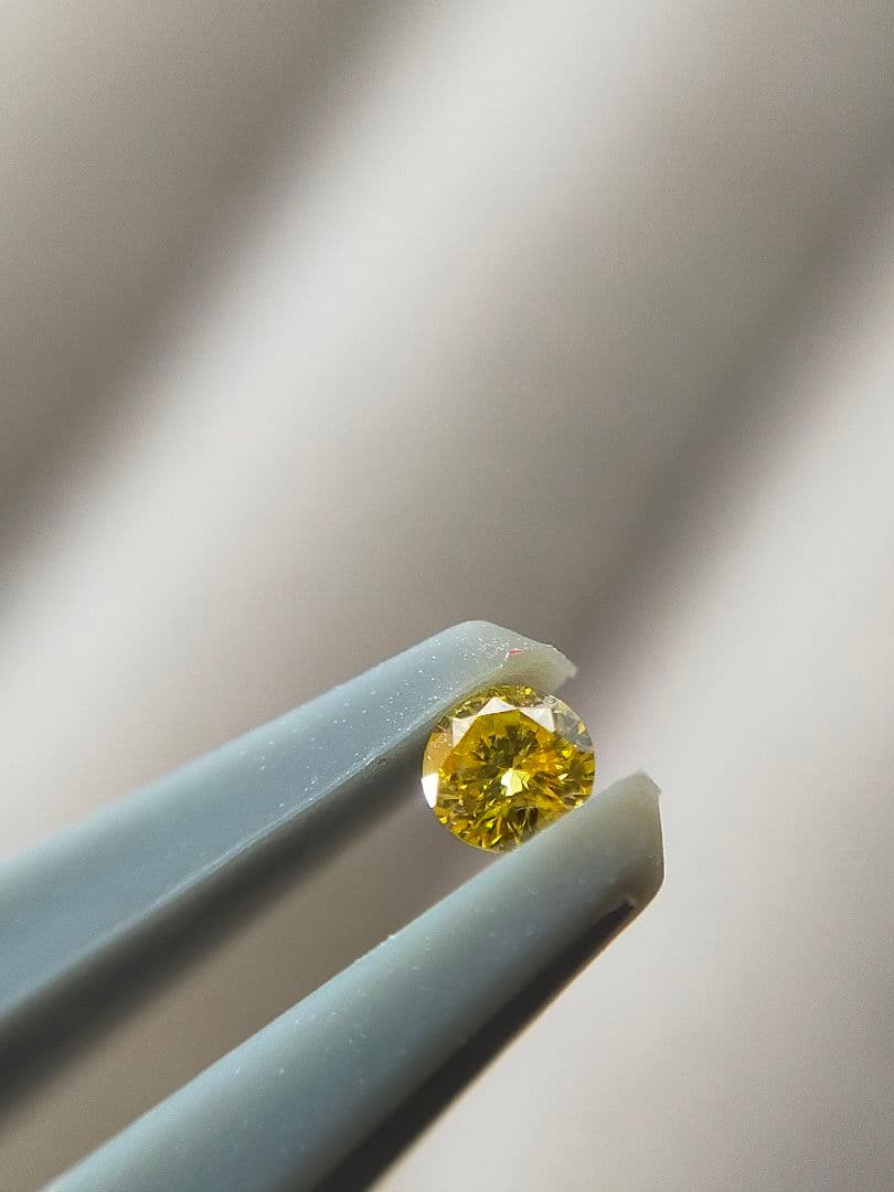FANCY VIVID YELLOW 0.041ct 天然ダイヤモンド ルース