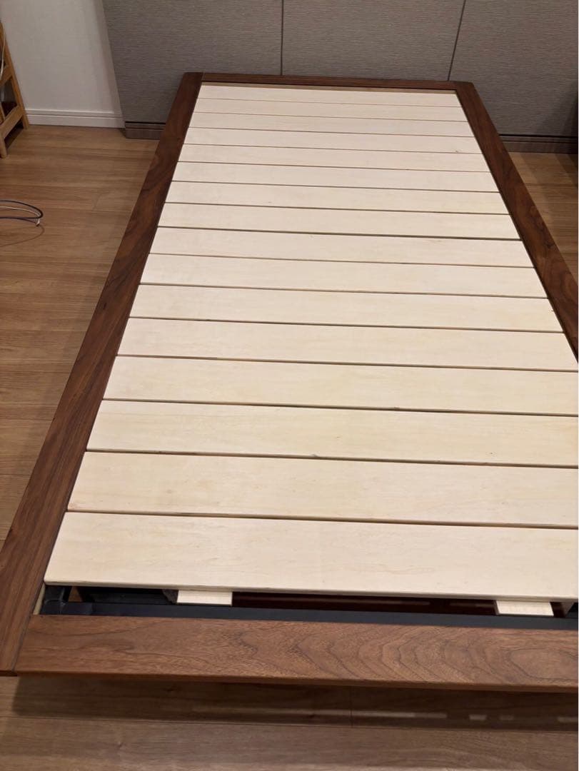 無印良品　木製ベッドフレーム　引き出し付　シングル イオンモール成田】板と脚でできた木製ベッドフレーム 組み立てのご