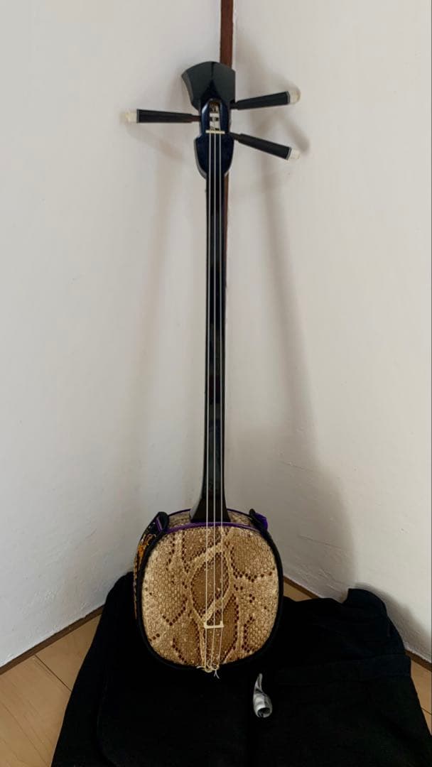 三線 沖縄 両面蛇皮 表側強化二重張り カラクイ1本弦2本新品交換 Amazon.co.jp: 三線 沖縄三線 初心者向けスタンダードセット 本蛇皮