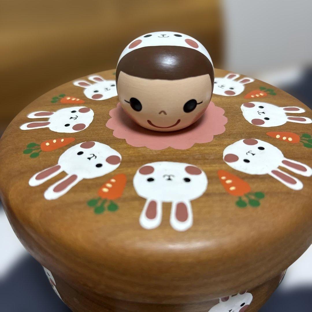 木絵雑貨 ウサギと女の子の木製小物入れ