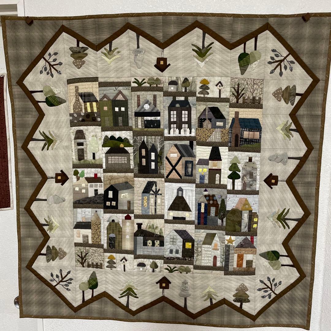 ハンドメイドパッチワークキルトのハウスなのタペストリー 晩秋のタペストリー」のキルトをはじめました。 夏のタペストリーも