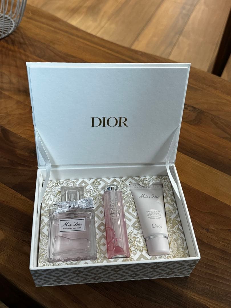 ミスディオール香水リップハンドクリームセット Amazon.co.jp: ディオール ミス ディオール コフレ クリスマスコフレ