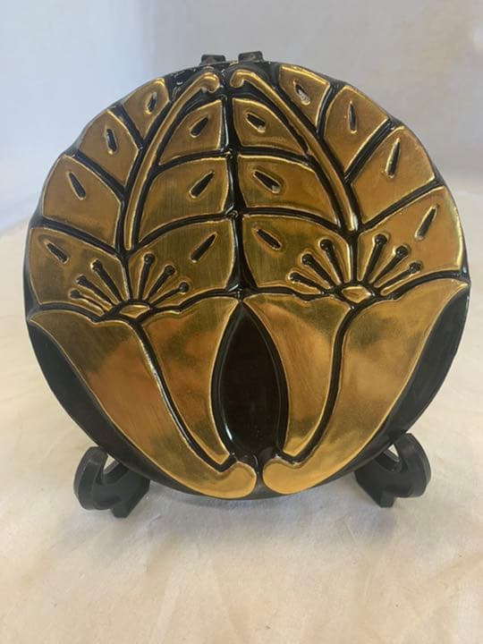 丸に抱き花杏葉　金焼物　家紋 丸に抱き花杏葉紋（まるにだきはなぎょうよう）：家紋のいろは