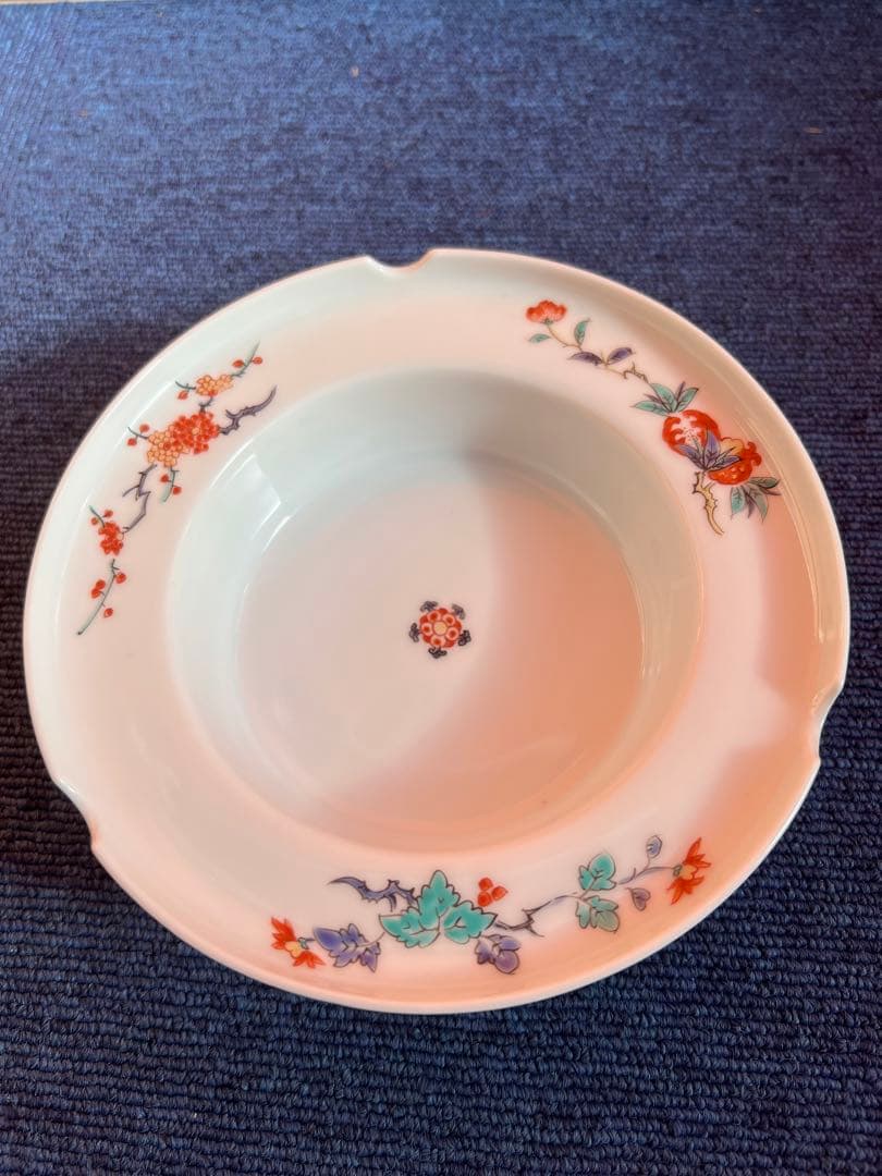 1341 酒井田柿右衛門（十三代） 錦 花実文 灰皿 未使用 - メルカリ