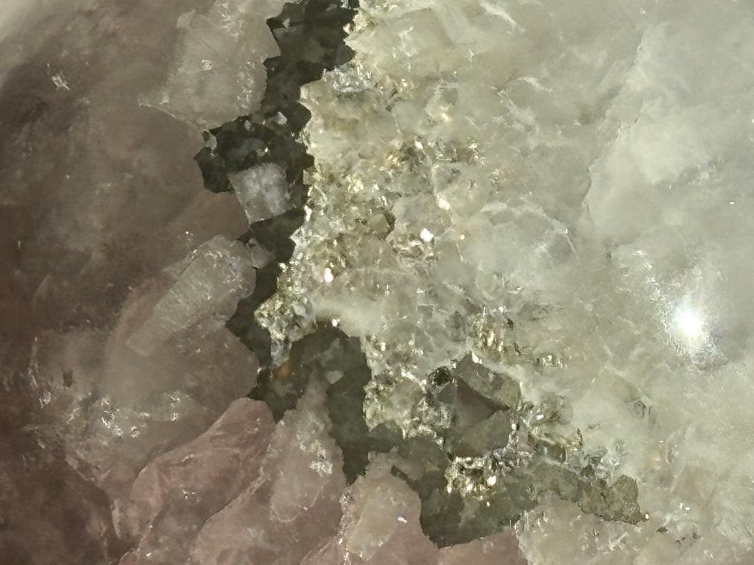 《虹きらめく＊セリサイトinフローライト（パイライト共生）》