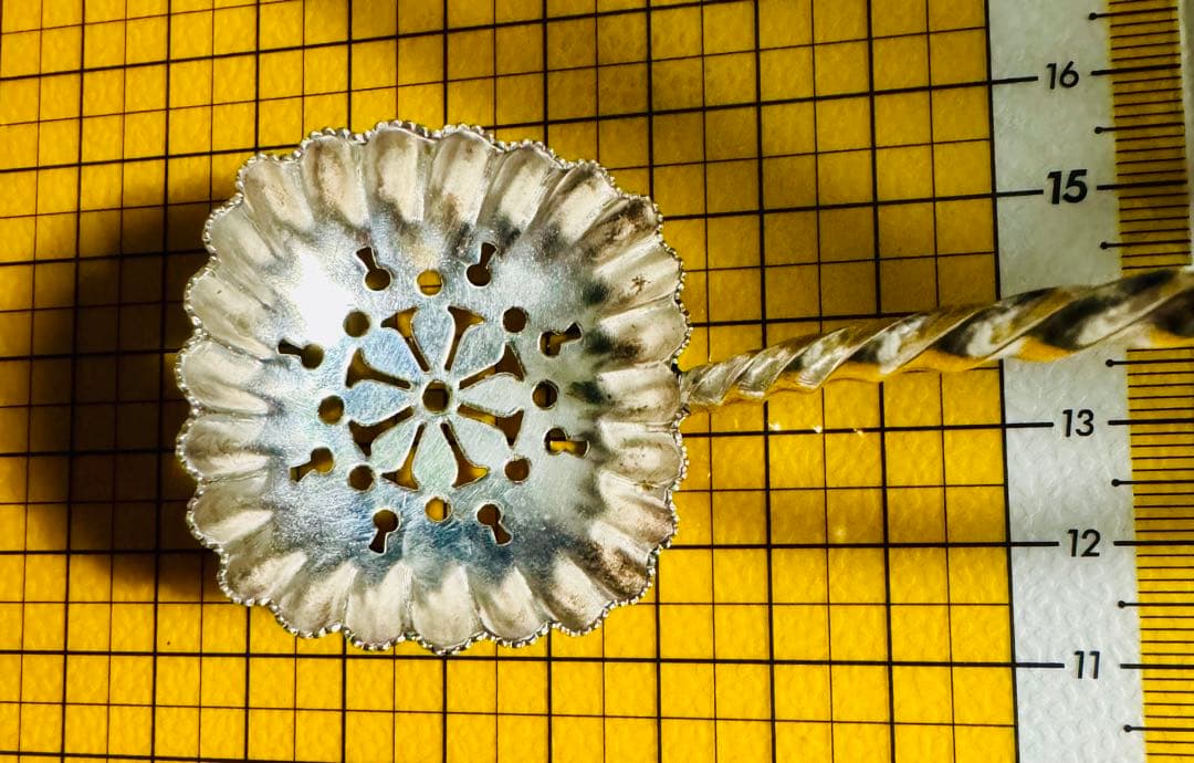 英国銀器 大振りのシフタースプーン エリザベス女王の愛するスコーンと