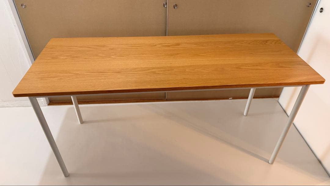 無印良品 ワークデスク オーク天板 ホワイト脚 オーク材を使用した無印良品のパーソナルデスク。ホワイトのスチール脚