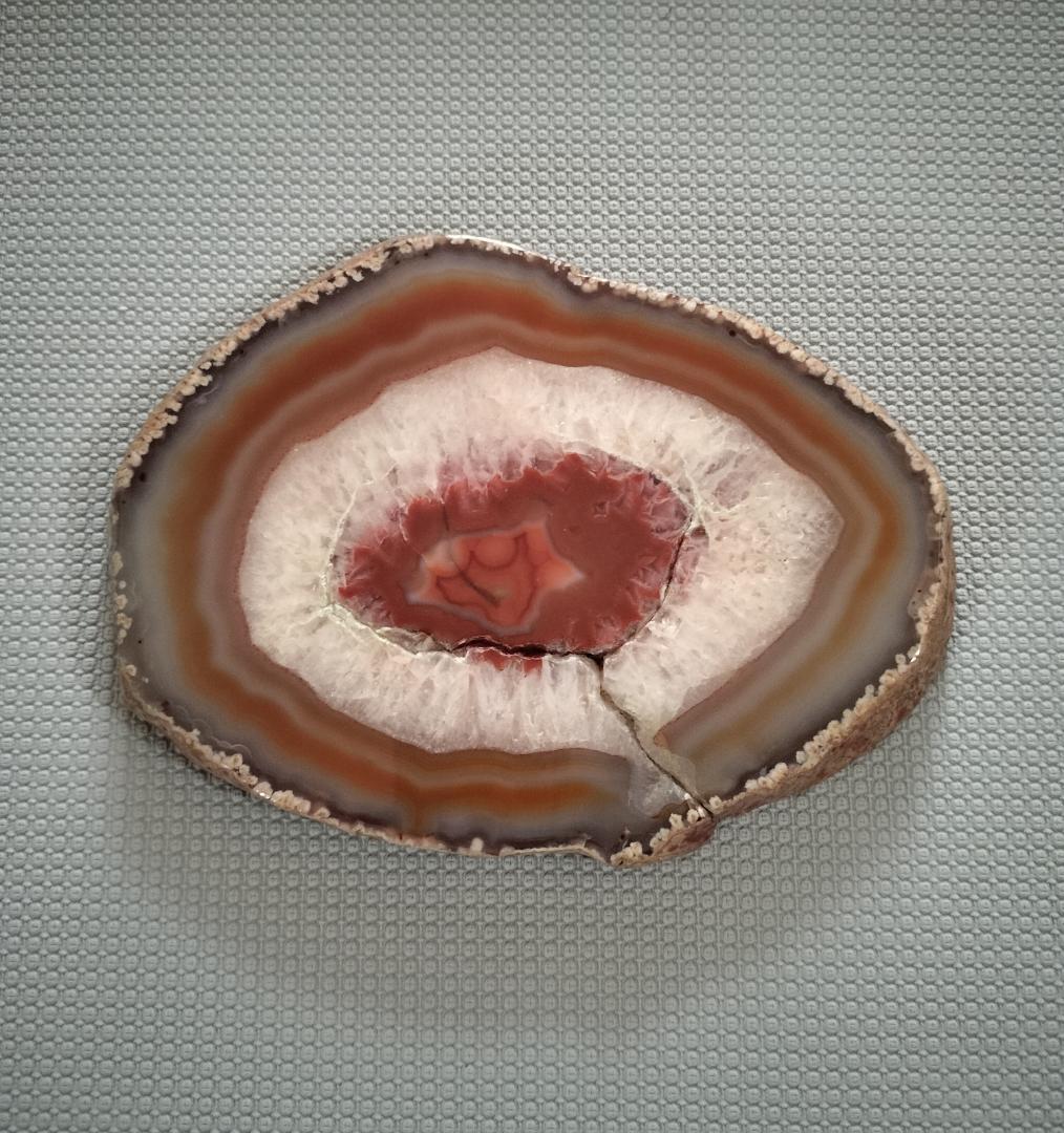 赤 瑪瑙 めのう プレート 置き物 h182d】瑪瑙（めのう）お皿 レッド 浄化用 灰皿 インテリア | まが