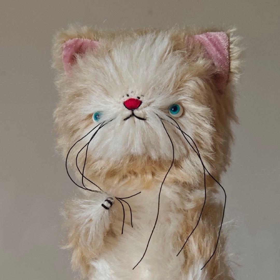 逞しい猫さん ぬいぐるみ アーティストベア 海外作家様 ハンドメイド ねこ ⚮ . おもちゃたくさん🧸 . . . おぱんつもピンクのしましま