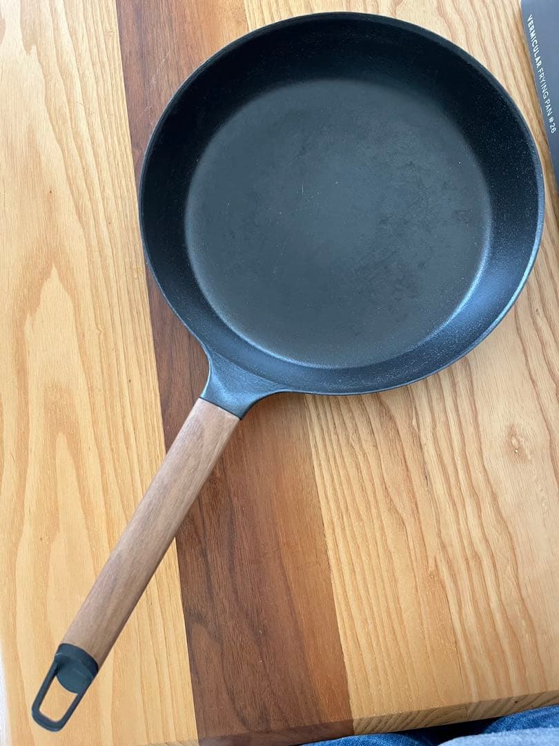【美品】VERMICULAR 鋳鉄フライパン 26cm　蓋ナシ　レシピ本付き Amazon｜バーミキュラ フライパン 26cm ウォールナット ガス・IH対応