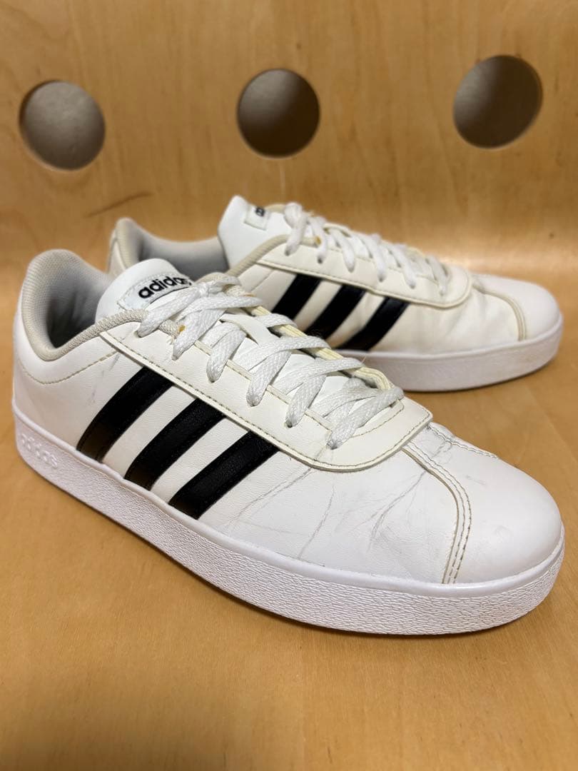 人気‼️アディダス白黒スニーカーレディース23.5センチ送料込み^_