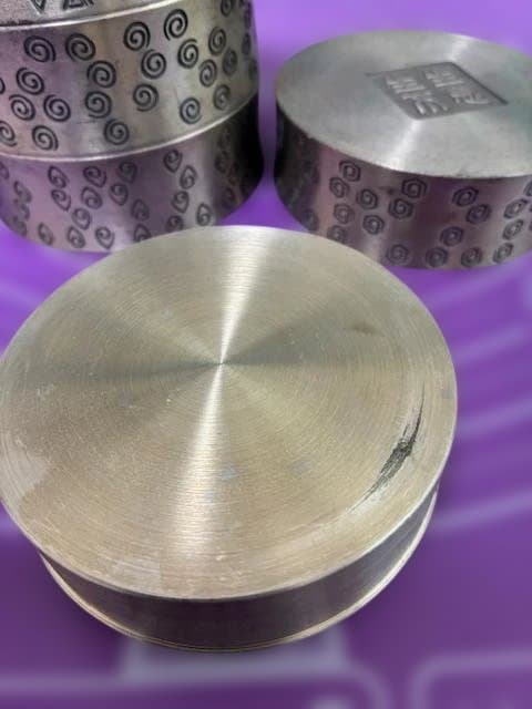 伝統工芸ピューター王室御用達ロイヤルセランゴールの錫の茶筒。高さ16