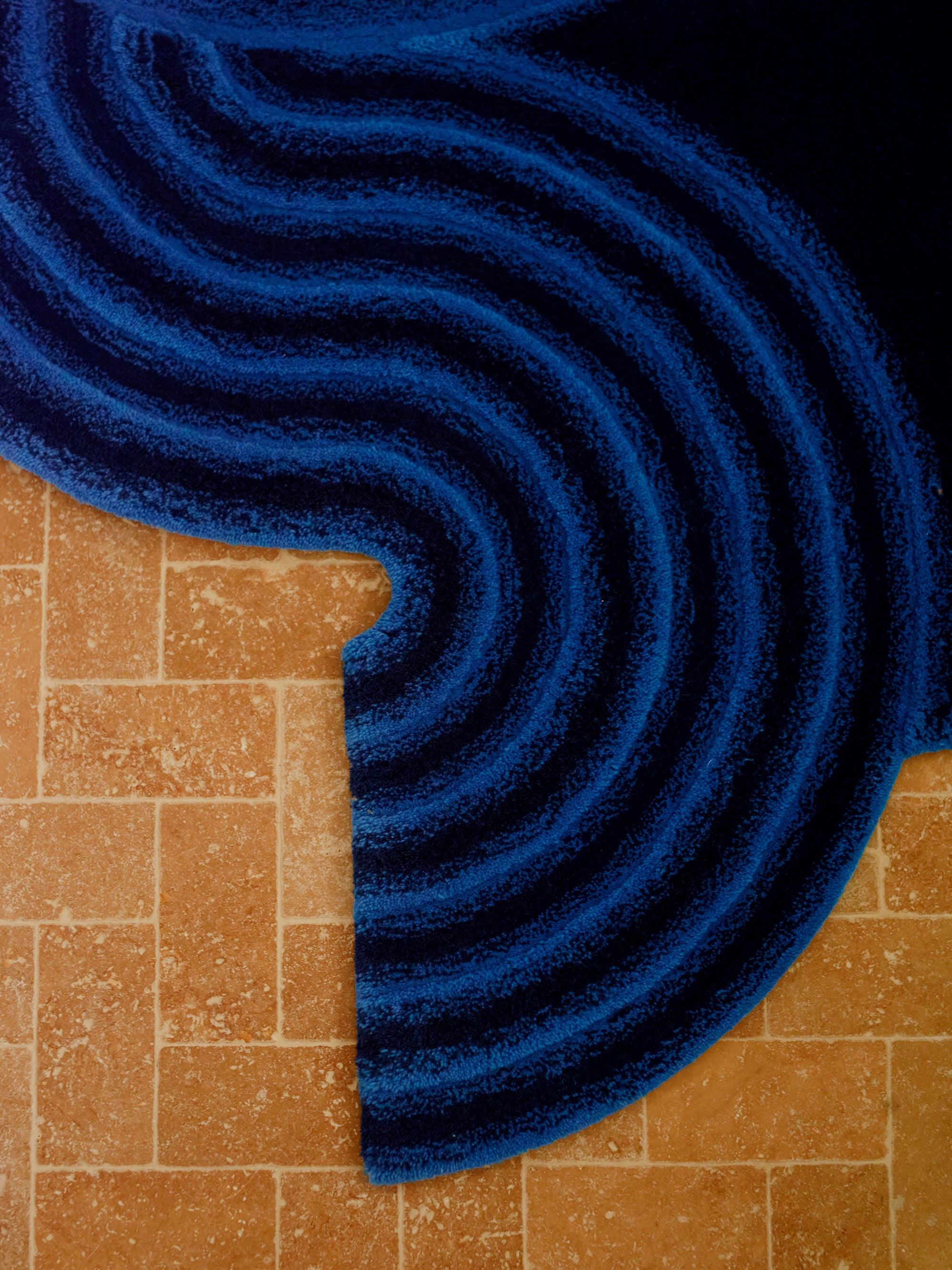 Wavy Gradient Rug Medium - Navy Fade
