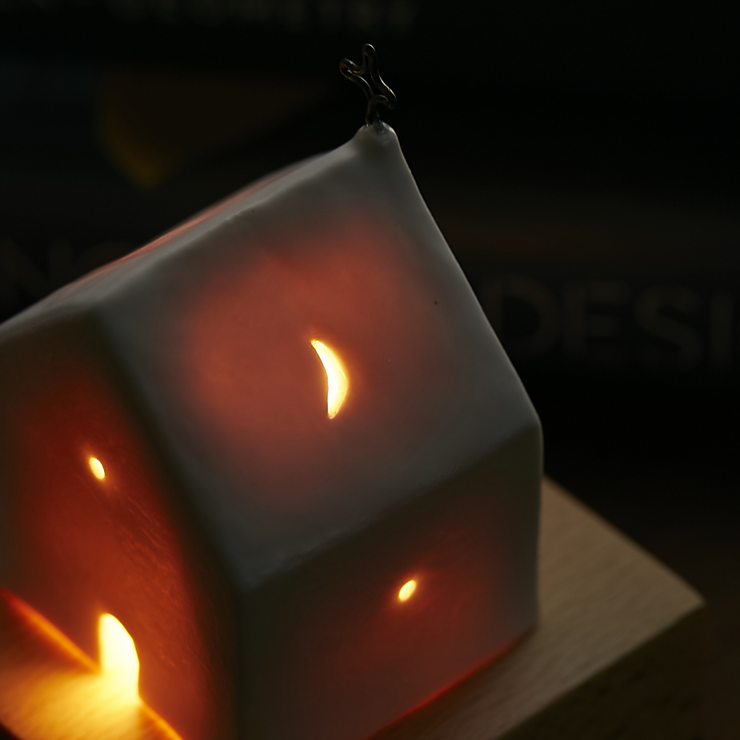 h.u.g/灯りのオブジェ kaku（L） -三日月がぼんやり現れるハウス型