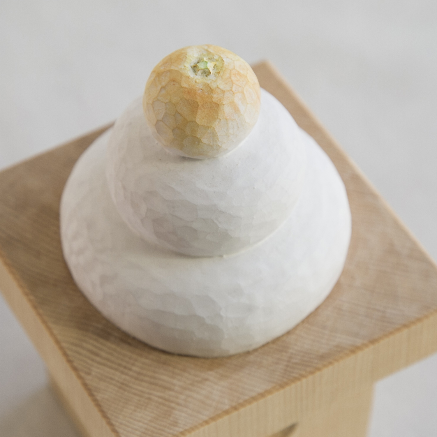 鈴木彫刻所/鏡餅 L -ふんわりすべすべ、一木造りの鏡餅 - スタイルストア