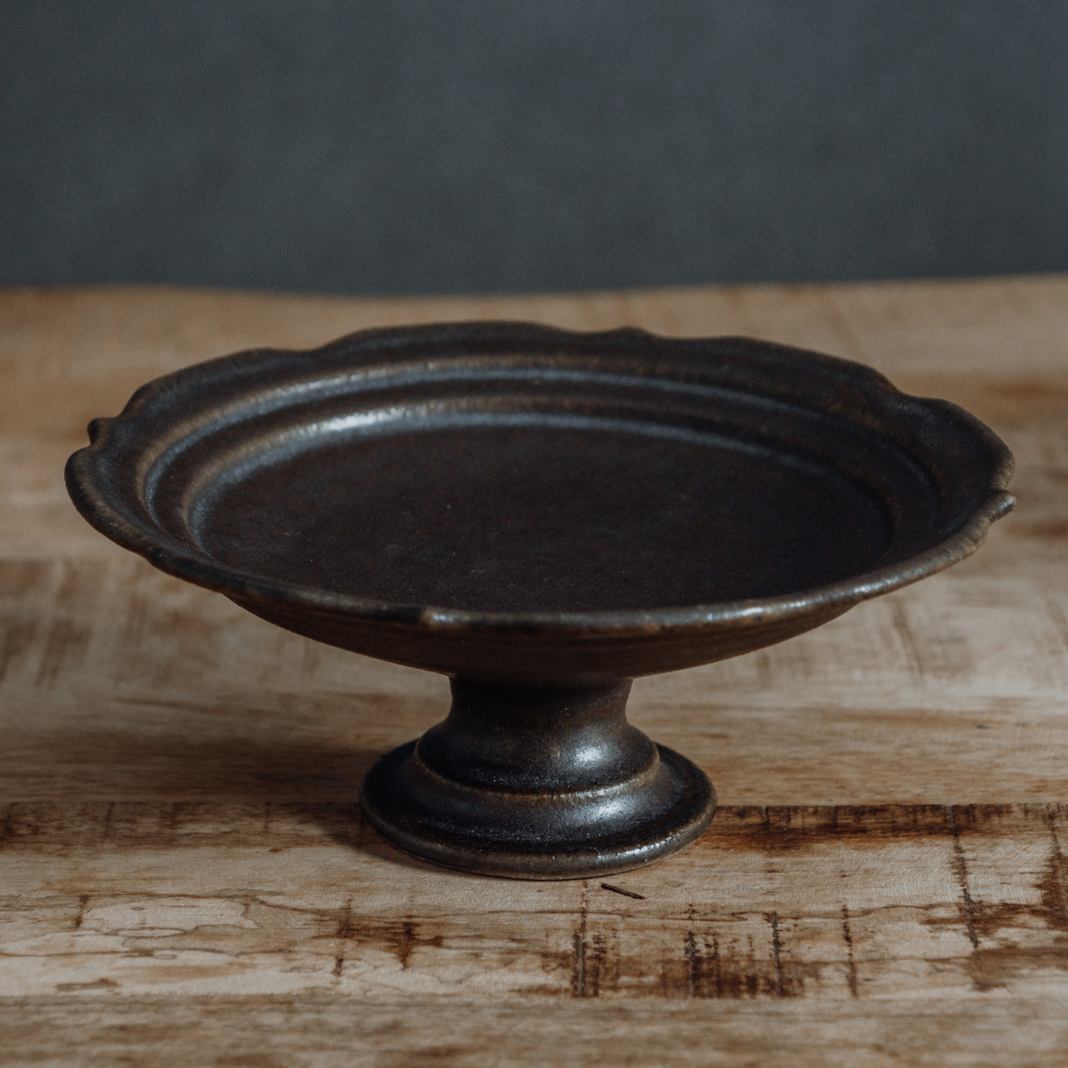 彫刻コンポート皿 18cm (サビ釉)｜古谷浩一 – sui.